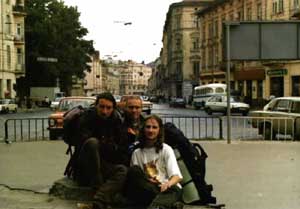 Na jednej z gwnych ulic Lwowa (od lewej: Sebi, PGA, Yeti)  [97KB]